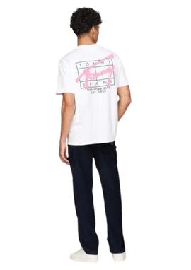 Camiseta Tommy Jeans blanca logo rosa hombre