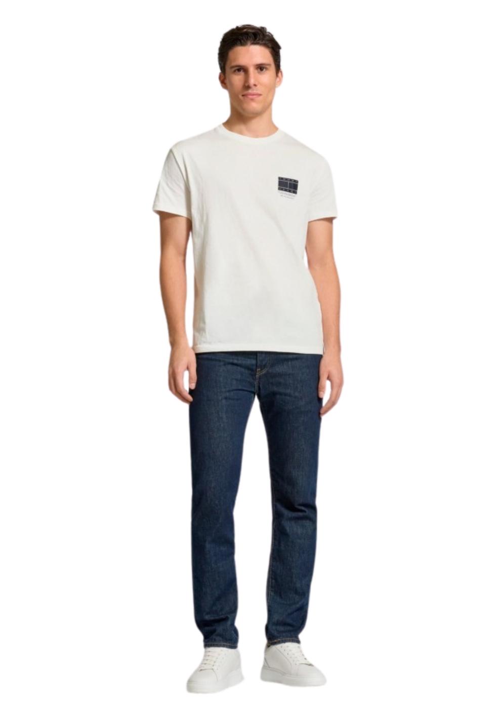 Camiseta Tommy Jeans blanca bandera negra hombre